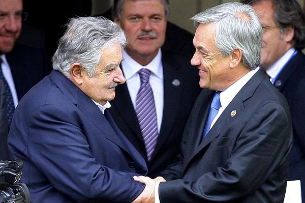  Chilský prezident Sebastian Pinera (vpravo) nastupuje do úřadu. 